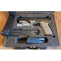 0100 Pistolet H&K Mark23...